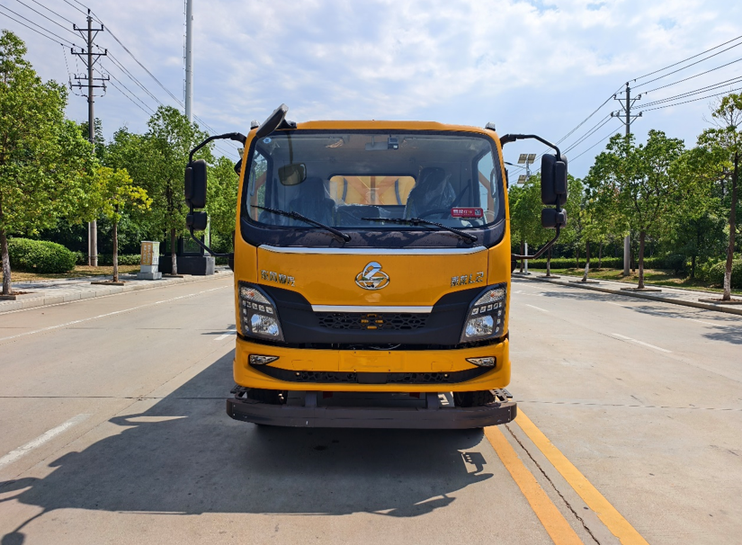 政策驱动安全升级，乘龙100K防撞缓冲车为道路作业保驾护航