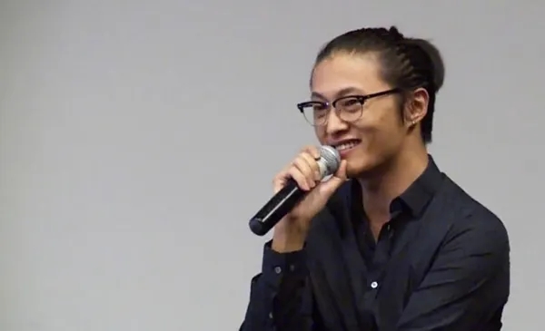 小牛电动创始人，17岁辍学洗盘子，24岁入职微软，34岁功成名就