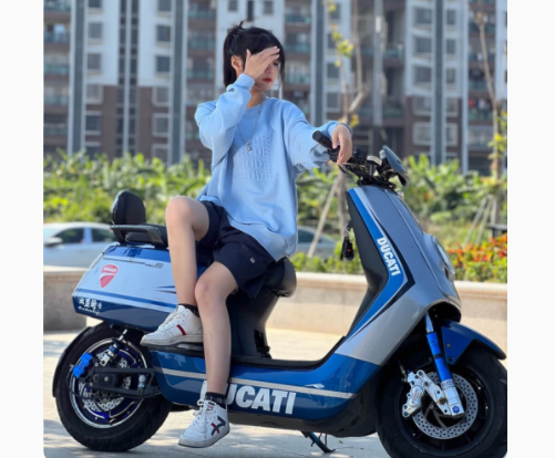 小牛电动创始人，17岁辍学洗盘子，24岁入职微软，34岁功成名就