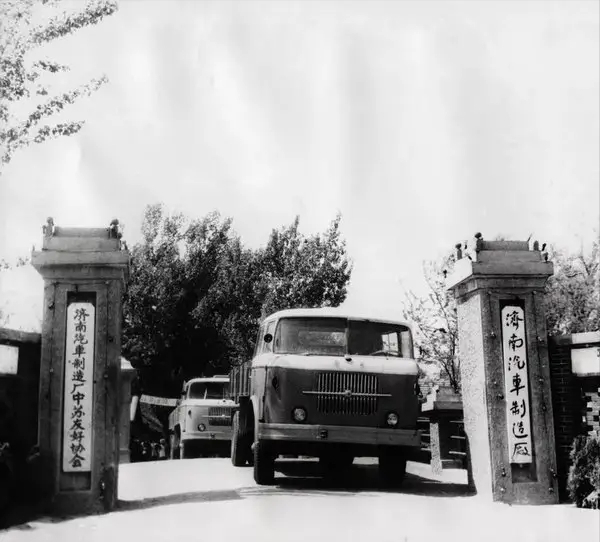 他，17岁上神秘大学，47岁任陕汽厂长，带领陕汽闯难关，创未来