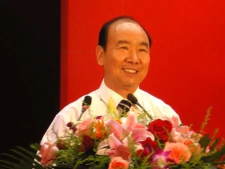 他，17岁上神秘大学，47岁任陕汽厂长，带领陕汽闯难关，创未来