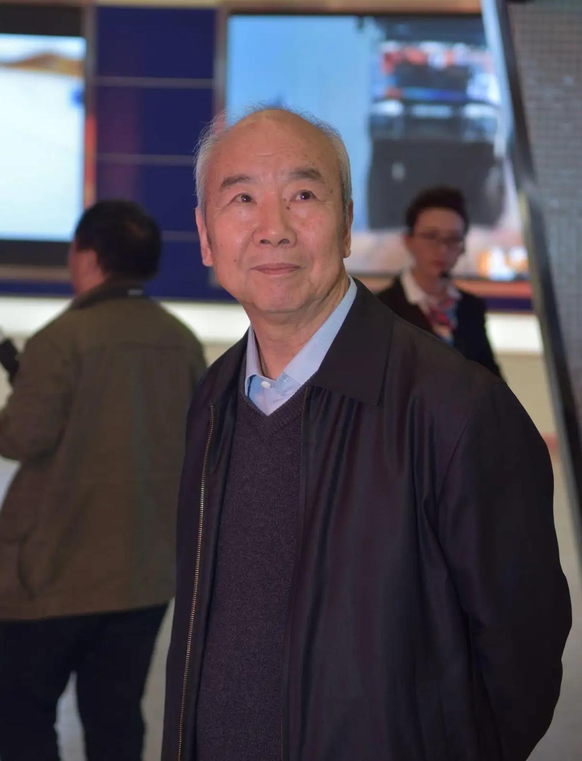 他，17岁上神秘大学，47岁任陕汽厂长，带领陕汽闯难关，创未来