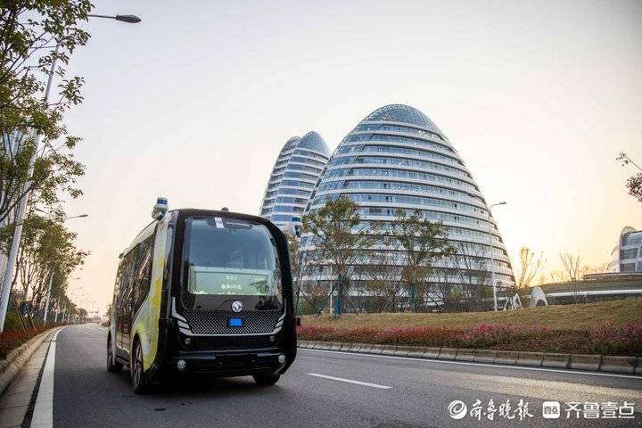 无人驾驶还能礼让行人，媒体行解码中国车谷如何“换道加速跑”